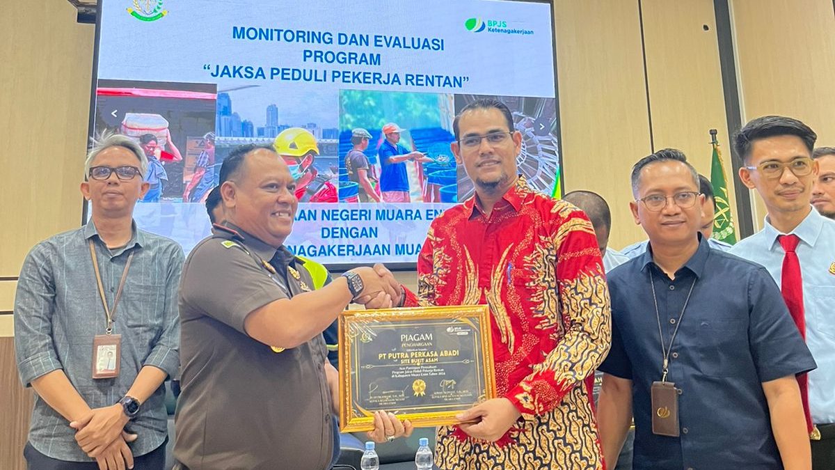 Caring for Vulnerable Workers, PPA Site Bukit Asam Wins an Award from the Muara Enim Regency Prosecutor's Office